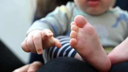 Eltern sind einer Studie zufolge durchschnittlich weniger zufrieden als Kinderlose, empfinden aber mehr Sinn im Leben (Archivbild). 