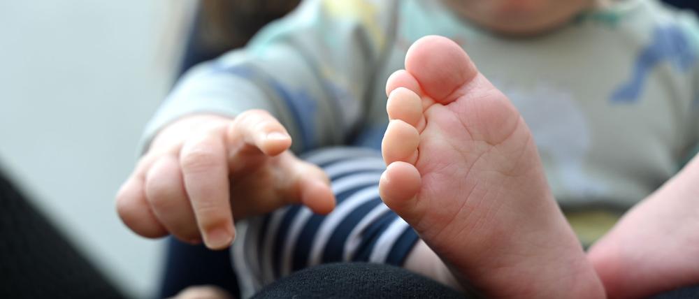 Eltern sind einer Studie zufolge durchschnittlich weniger zufrieden als Kinderlose, empfinden aber mehr Sinn im Leben (Archivbild).