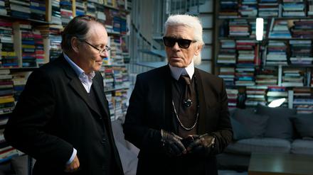 Designer Karl Lagerfeld im Gespräch mit dem Filmemacher Gero von Boehm (links).