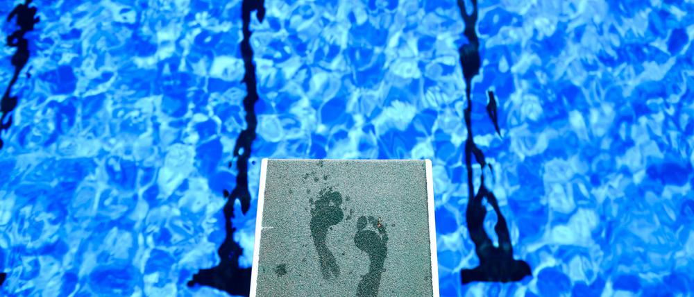 Viele Hallen- und Freibäder suchen noch nach Personal. (Archivfoto)