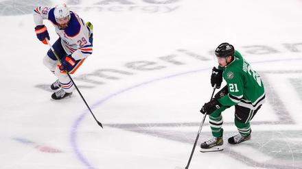 Leon Draisaitl (links) legte beim Sieg gegen die Dallas Stars seinen 13. Assist für die Edmonton Oilers in den laufenden Playoffs auf.