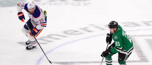 Leon Draisaitl (links) legte beim Sieg gegen die Dallas Stars seinen 13. Assist für die Edmonton Oilers in den laufenden Playoffs auf.