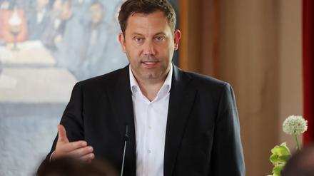 Lars Klingbeil, SPD-Parteivorsitzender und Bundesfinanzminister, spricht bei der Festveranstaltung zum Jubiläum 150 Jahre Gothaer Programm. 
