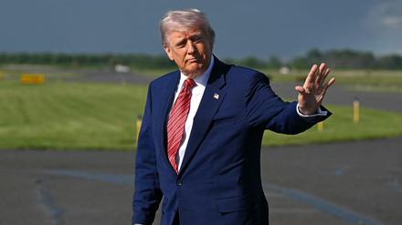 US-Präsident Donald Trump steigt bei der Ankunft auf einem Flughafen in New Jersey am 23. Mai 2025 aus der Air Force One aus.
