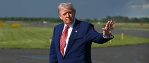 US-Präsident Donald Trump steigt bei der Ankunft auf einem Flughafen in New Jersey am 23. Mai 2025 aus der Air Force One aus.