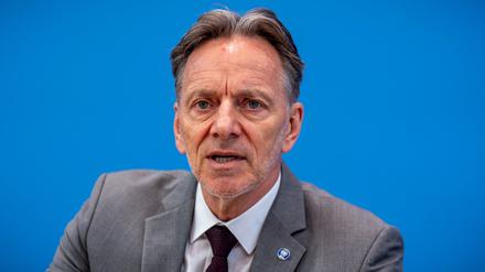 20.05.2025, Berlin: Holger Münch, Präsident des Bundeskriminalamts (BKA), nimmt an der Vorstellung der Jahresstatistik Politisch Motivierte Kriminalität teil. 
