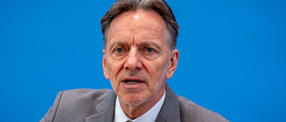 20.05.2025, Berlin: Holger Münch, Präsident des Bundeskriminalamts (BKA), nimmt an der Vorstellung der Jahresstatistik Politisch Motivierte Kriminalität teil. 