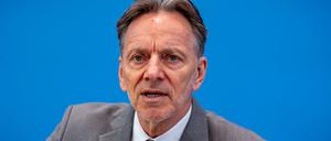20.05.2025, Berlin: Holger Münch, Präsident des Bundeskriminalamts (BKA), nimmt an der Vorstellung der Jahresstatistik Politisch Motivierte Kriminalität teil. 