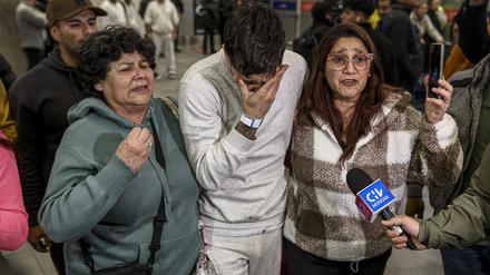 23.05.2025, Chile, Valparaíso: Angehörige holen am Internationalen Flughafen einen chilenischen Bürger ab, der aus den USA abgeschoben wurde.