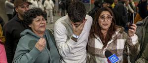 23.05.2025, Chile, Valparaíso: Angehörige holen am Internationalen Flughafen einen chilenischen Bürger ab, der aus den USA abgeschoben wurde.