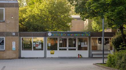In einer Grundschule in Berlin-Spandau hat ein 13-Jähriger mit einem Messer auf einen Mitschüler eingestochen.