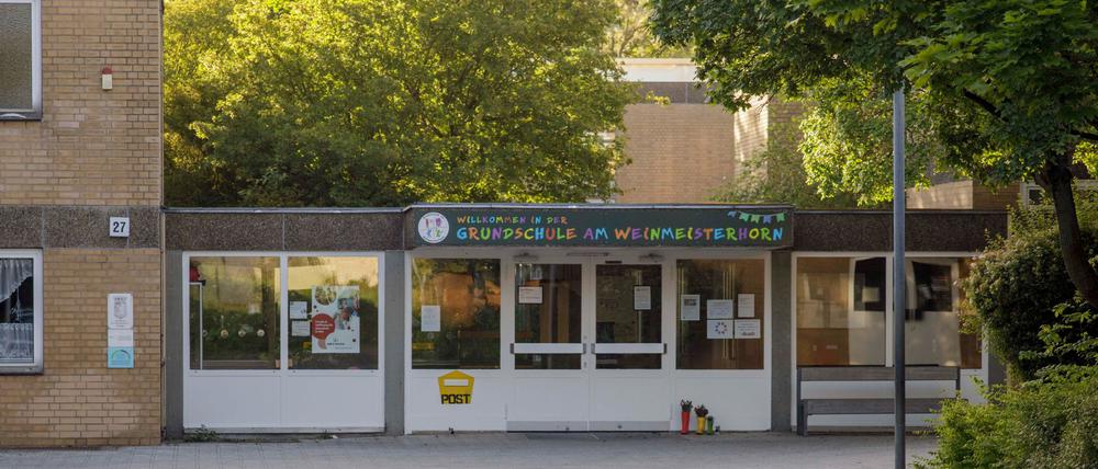 In einer Grundschule in Berlin-Spandau hat ein 13-Jähriger mit einem Messer auf einen Mitschüler eingestochen.