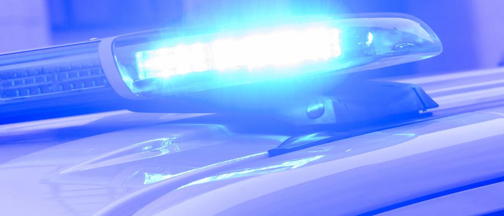 Ein Blaulicht leuchtet auf einem Einsatzfahrzeug der Polizei. 