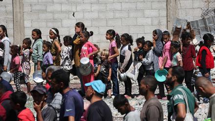 Wartende Kinder bei einer Essensausgabe im Gazastreifen.