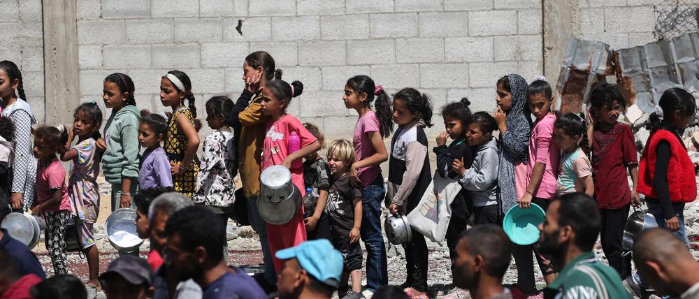 Wartende Kinder bei einer Essensausgabe im Gazastreifen.