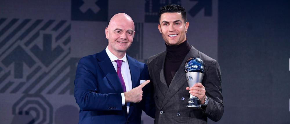FIFA-Boss Infantino stellt einen Einsatz von Ronaldo (r) bei der Club-WM in Aussicht.