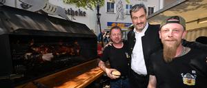 Ministerpräsident Söder am Schweinegrill. 