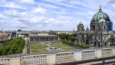 Blick vom Humboldt-Forum auf das Alte Museum am Lustgarten in Mitte, das zum Bauensemble der Museumsinsel und zum Weltkulturerbe der Unesco gehört. 