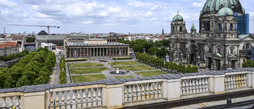 Blick vom Humboldt-Forum auf das Alte Museum am Lustgarten in Mitte, das zum Bauensemble der Museumsinsel und zum Weltkulturerbe der Unesco gehört.