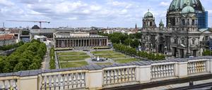 Blick vom Humboldt-Forum auf das Alte Museum am Lustgarten in Mitte, das zum Bauensemble der Museumsinsel und zum Weltkulturerbe der Unesco gehört. 