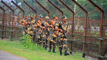 Indien: BSF-Soldaten patrouillieren an der Grenze zu Bangladesch (Archivbild).