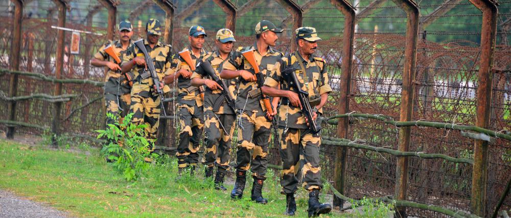 Indien: BSF-Soldaten patrouillieren an der Grenze zu Bangladesch (Archivbild).