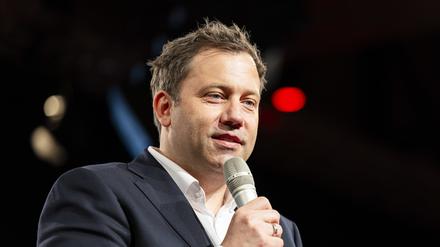 Lars Klingbeil, Bundesminister der Finanzen, Vizekanzler und SPD-Bundesvorsitzender, spricht beim Landesparteitag der SPD Niedersachsen.