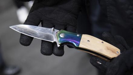 Ein Bundespolizist zeigt ein sichergestelltes Messer am Berliner Bahnhof Ostkreuz. 