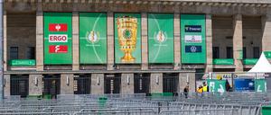 24.05.2025, Berlin: Fußball: DFB-Pokal, Arminia Bielefeld - VfB Stuttgart, Finale, Olympiastadion. Metall-Absperrungen für die Zuschauer sind vor dem Stadioneingang Südtor auf dem Coubertinplatz aufgestellt. Die Gitter dienen bei Massenkontrollen vor Fussballspielen dazu, große Menschenmengen zu ordnen und minimieren das Verletzungsrisiko durch Gedränge. Foto: Soeren Stache/dpa +++ dpa-Bildfunk +++