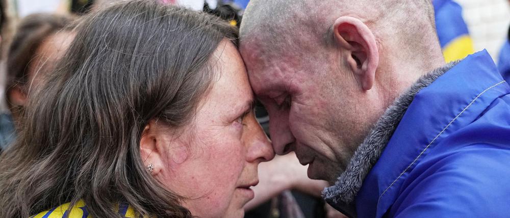 EIn Austausch von Gefangenen führt oft zu bewegenden Momenten - wie hier zwischen einem Ukrainer und seiner Frau in der Region Tschernihiw. 