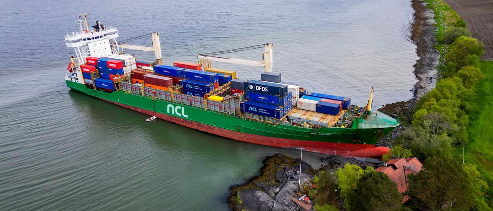 Ein Containerschiff ist in Norwegen kurz vor einem Haus am Wasser zum Stehen gekommen.