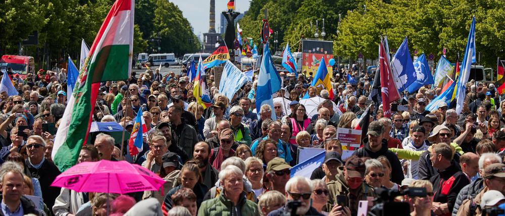 Bei einer Kundgebung vor dem Brandenburger Tor versammelten sich Hunderte von Demonstranten unter anderem mit vielen Friedensfahnen.