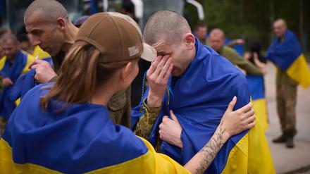 Überwältigt von den eigenen Emotionen kommt ein junger ukrainischer Soldat aus der russischen Gefangenschaft frei. 