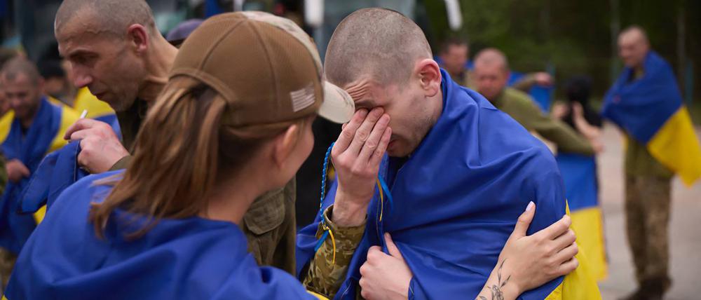 Überwältigt von den eigenen Emotionen kommt ein junger ukrainischer Soldat aus der russischen Gefangenschaft frei. 