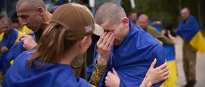 Überwältigt von den eigenen Emotionen kommt ein junger ukrainischer Soldat aus der russischen Gefangenschaft frei. 