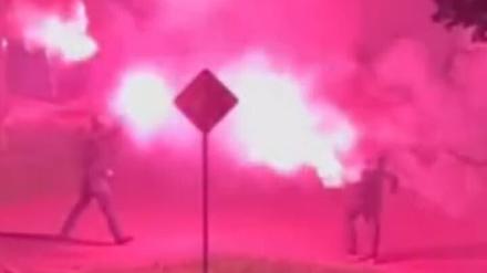 Fünf, teilweise vermummte Personen sollen laut Polizei vor dem Haus Böller und Leuchtfackeln gezündet haben.