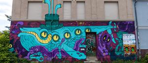 Am Tag nach dem Angriff gegen ein alternatives Wohnprojekt in Cottbus sind an dem Haus kaum Spuren zu erkennen. 