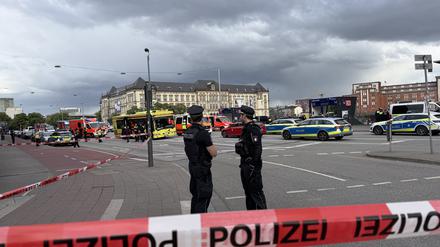 Polizei im Einsatz nahe des Tatorts.