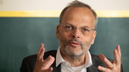 Felix Klein, Antisemitismusbeauftragter der Bundesregierung, spricht während eines Besuchs im Café „Bajszel“ in Berlin-Neukölln (Archivbild).