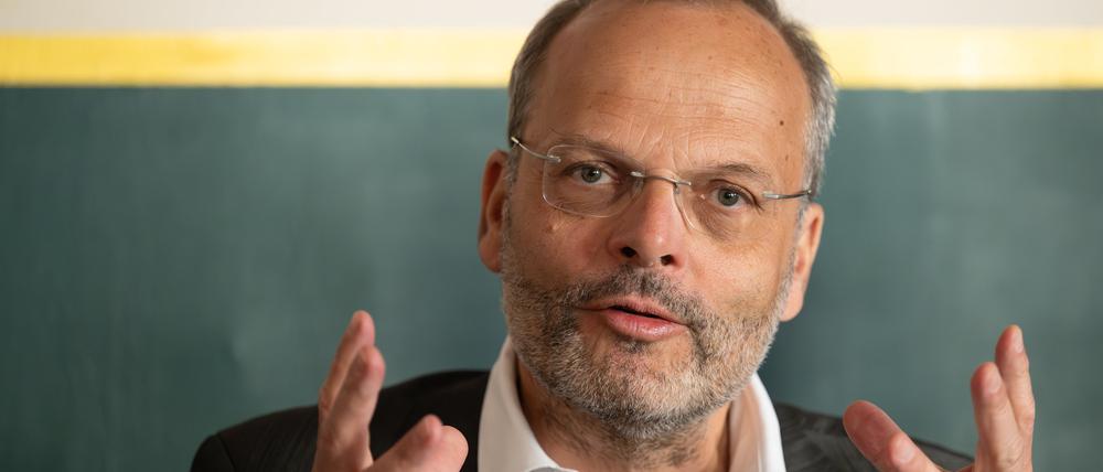 Felix Klein, Antisemitismusbeauftragter der Bundesregierung, spricht während eines Besuchs im Café „Bajszel“ in Berlin-Neukölln (Archivbild).