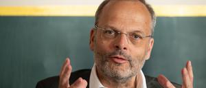 Felix Klein, Antisemitismusbeauftragter der Bundesregierung, spricht während eines Besuchs im Café „Bajszel“ in Berlin-Neukölln (Archivbild).