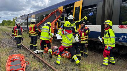 Einsatzkräfte rücken im Kreis Oberhavel zu einer Katastrophenschutzübung aus. Simuliert wurde unter anderem ein Zugunglück.