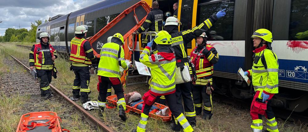 Einsatzkräfte rücken im Kreis Oberhavel zu einer Katastrophenschutzübung aus. Simuliert wurde unter anderem ein Zugunglück.