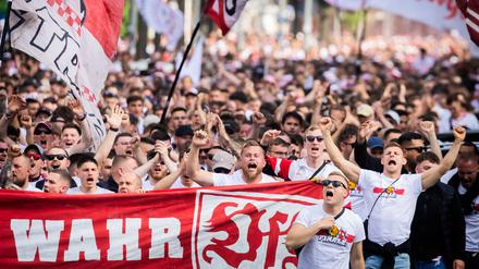 Stuttgarter Fans ziehen beim Fanmarsch vom Theodor-Heuss-Platz zum Olympischen Platz.