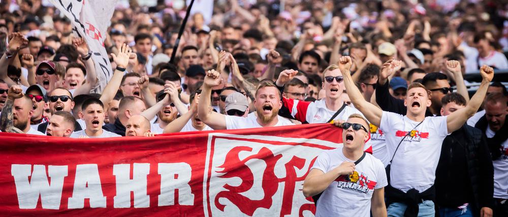 Stuttgarter Fans ziehen beim Fanmarsch vom Theodor-Heuss-Platz zum Olympischen Platz.