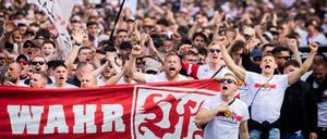 Stuttgarter Fans ziehen beim Fanmarsch vom Theodor-Heuss-Platz zum Olympischen Platz.