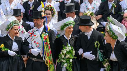 Seit 50 Jahren feiert das Lausitz-Dorf Heinersbrück den sorbischen Brauch des Hochzeitszugs.