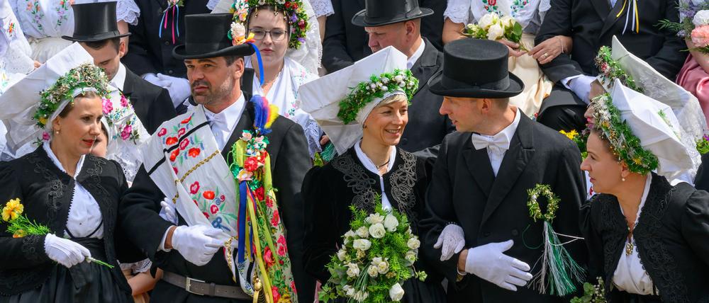 Seit 50 Jahren feiert das Lausitz-Dorf Heinersbrück den sorbischen Brauch des Hochzeitszugs.