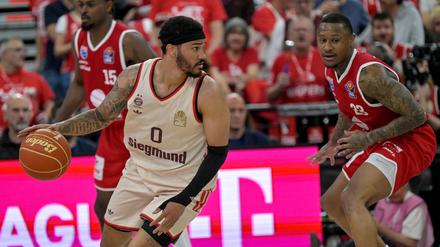 Nick Weiler-Babb (l.) und die Bayern-Basketballer stehen im Playoff-Halbfinale.