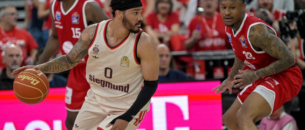 Nick Weiler-Babb (l.) und die Bayern-Basketballer stehen im Playoff-Halbfinale.